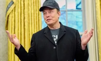 ایلان ماسک و ماه