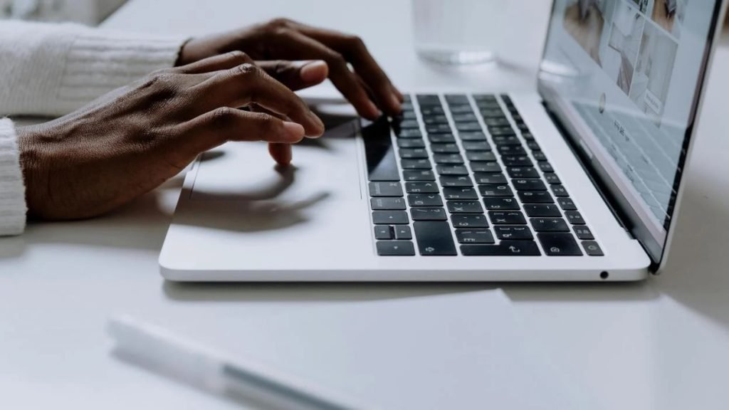 نمایشگر حریم خصوصی گلکسی S26 احتمالاً تا سال ۲۰۲۹ به مک‌بوک‌های اپل می‌آید