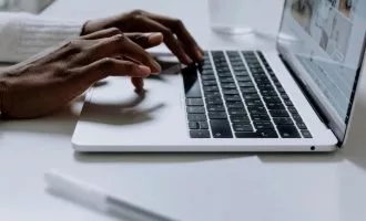 نمایشگر حریم خصوصی مک‌بوک‌های اپل