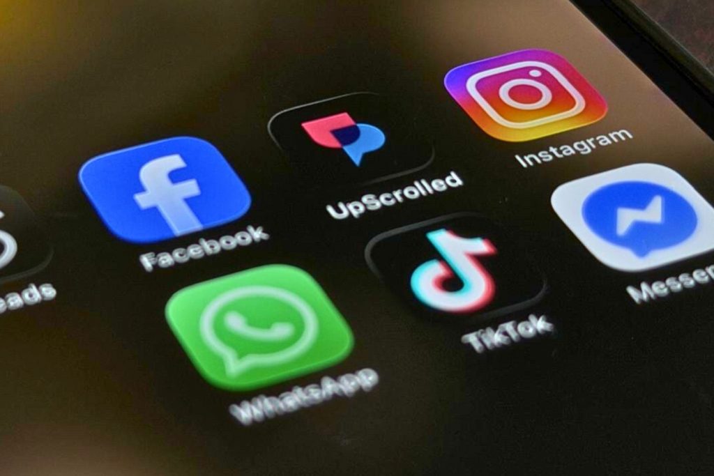 رشد ناگهانی UpScrolled در اپ استور