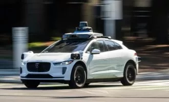 بستن درب تاکسی‌های رباتیک Waymo توسط پیک‌های غذا