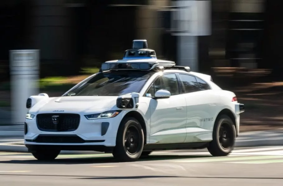 بستن درب تاکسی‌های رباتیک Waymo توسط پیک‌های غذا