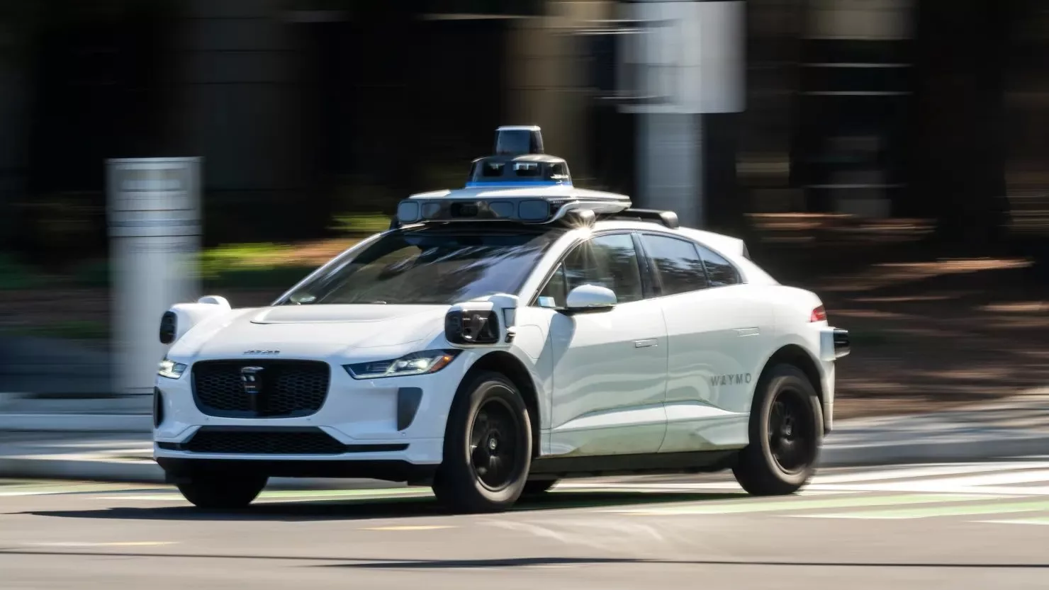 بستن درب تاکسی‌های رباتیک Waymo توسط پیک‌های غذا