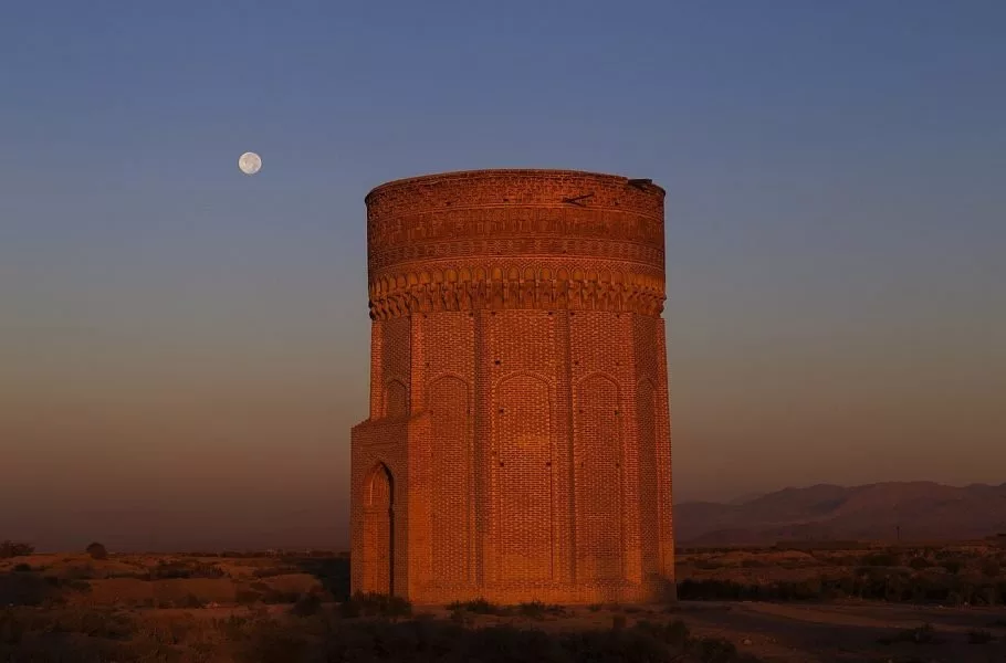 برج مهماندوست در کنار ماه