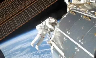 فضانورد در فضا