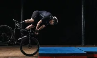 لباس دوچرخه‌سواری با ایربگ یک‌پارچه