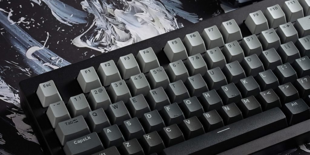 معمای QWERTY: می‌دانستید کیبورد شما برای کند کردن سرعت تایپ طراحی شده است؟