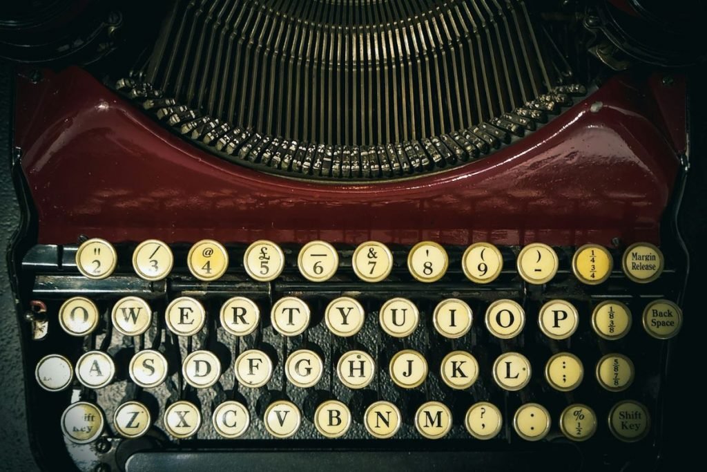 معمای QWERTY: می‌دانستید کیبورد شما برای کند کردن سرعت تایپ طراحی شده است؟
