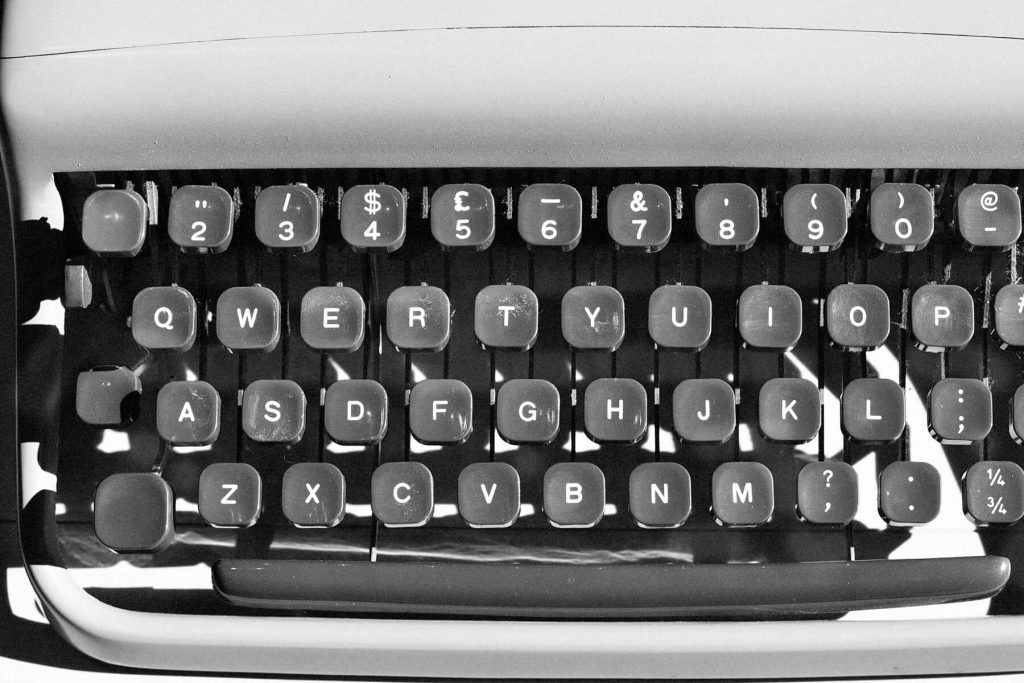 معمای QWERTY: می‌دانستید کیبورد شما برای کند کردن سرعت تایپ طراحی شده است؟