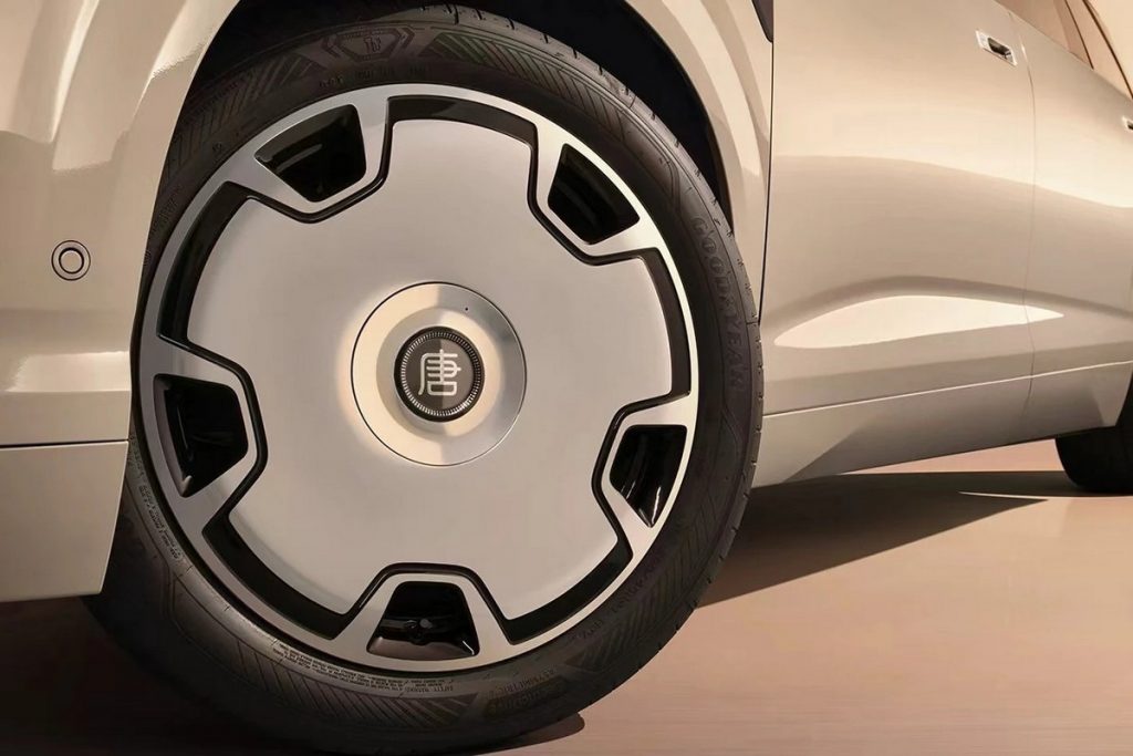 کراساوور لوکس و پرقدرت BYD داتانگ با ۷۹۶ اسب بخار قدرت معرفی شد