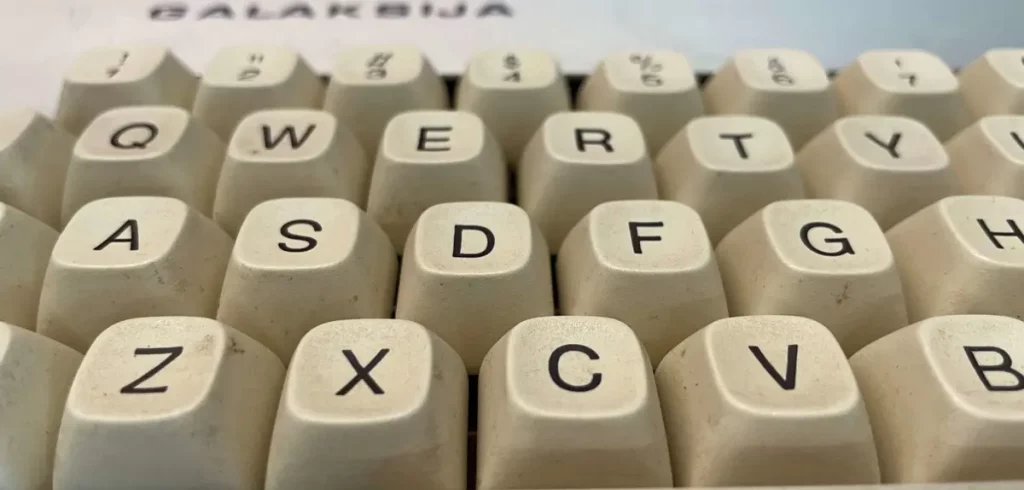 معمای QWERTY: می‌دانستید کیبورد شما برای کند کردن سرعت تایپ طراحی شده است؟