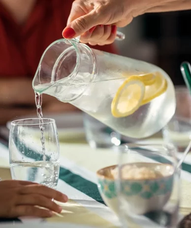 بررسی رابطه نوشیدن آب همراه غذا و پرخوری