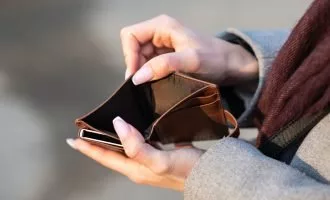 تأثیر دغدغه مالی و فقر بر پیری مغز