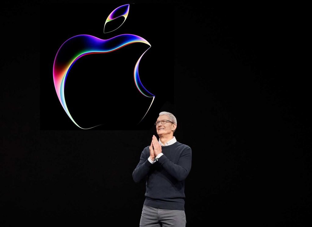 سناتورهای آمریکایی از اپل خواستند قید تراشههای حافظه چینی را بزند 3 tim cook wwdc 2023 logo 4