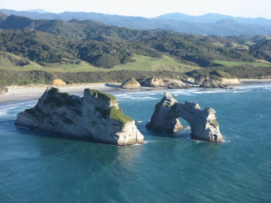 ساحل واراریکی (Wharariki Beach)